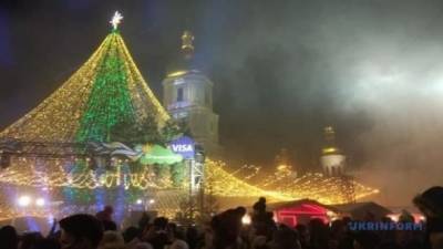 На Софийской площади в Киеве зажглась новогодняя елка. ВИДЕО