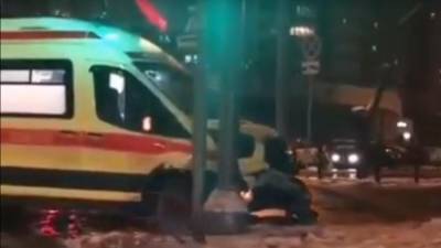 В Москве легковушка столкнулась с перевозившей пациента «скорой»