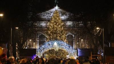 В городах Украины зажгли главные елки: фото рождественских красавиц