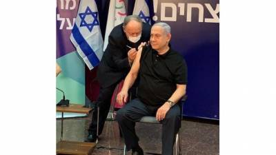 Израильский премьер Нетаньяху вакцинировался от COVID-19 в прямом эфире