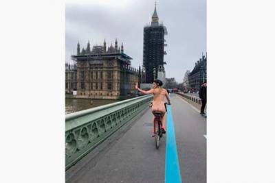 Полностью обнаженная девушка прокатилась по Лондону на велосипеде