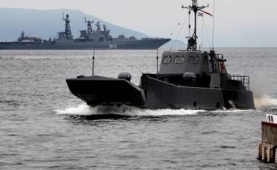Военные катера доставляют пассажиров на остров Русский во Владивостоке