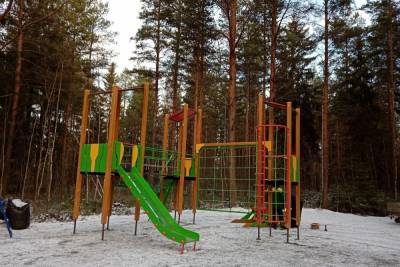 Пришла зима: детские площадки и тренажеры монтируют в Петрозаводске