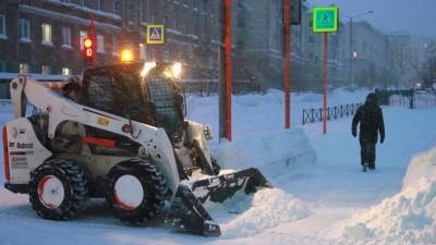 Под белым покровом: коммунальщики Норильска не успевают чистить снег
