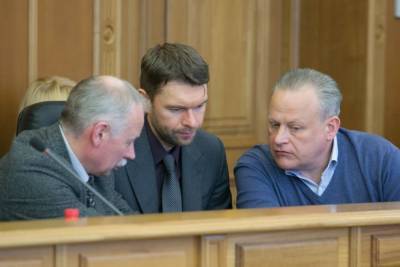 Депутаты Екатеринбурга попросят у губернатора денег на замену старых лифтов в городе