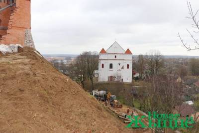 В Новогрудке продолжаются работы по укреплению склона Замковой горы