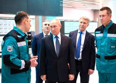Путин осмотрел в Тобольске нефтехимический комплекс "Запсибнефтехим"