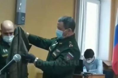 Пробитую пулями одежду убитых Шамсутдиновым сослуживцев показали в суде