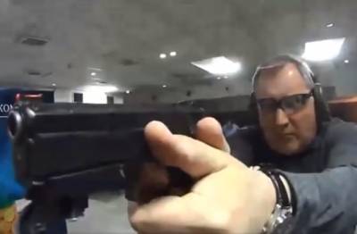 Дмитрий Рогозин показал, как умеет стрелять из пистолета