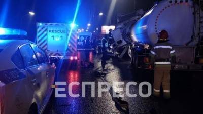 В Киеве бензовоз протаранил грузовик, погиб человек
