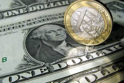 Курс доллара к мировым валютам остается у минимума за 2,5 года