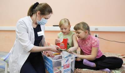Ишимские волонтеры передали детям в больницу «коробки храбрости»