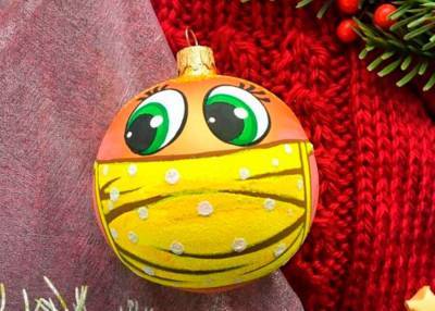 Красноярская фабрика игрушек выпустила елочные шары в масках от коронавируса