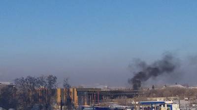 Жителей Челябинска напугал столб черного дыма в Тракторозаводском районе