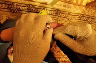 Ульяновские спасатели помогли парню снять кольцо с пальца