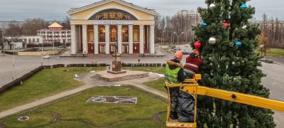 Новогоднюю елку в Петрозаводске собрали и украсили менее чем "за 30 секунд" (ВИДЕО)