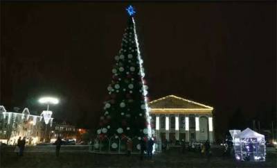 В Чернигове зажгли главную новогоднюю елку