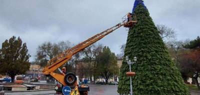 В Запорожье начали монтировать главную городскую елку