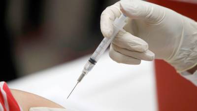 Великобритания одобрила выпуск вакцины от COVID-19