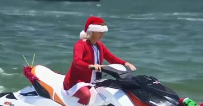 Сели на гидроциклы: в Австралии устроили благотворительную акцию с участием более 150 Санта Клаусов