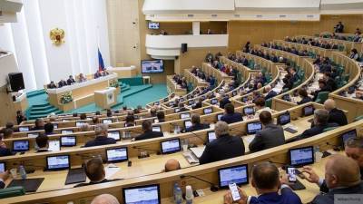 Совет Федерации принял новые поправки о приоритете Конституции России