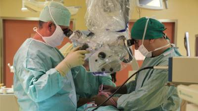 Тюменские врачи провели восьмичасовую операцию по удалению опухоли