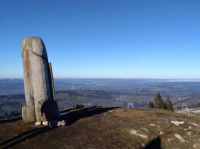 В Баварии с вершины холма исчез деревянный пенис
