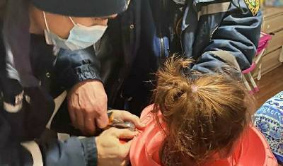 В Уфе спасатели вытащили пятилетнюю девочку из сиденья для унитаза