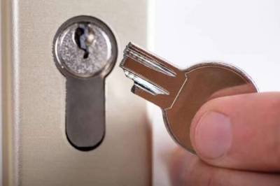 Что делать, если сломанный ключ застрял в замочной скважине
