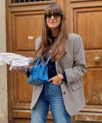 Безупречные синие джинсы + серый блейзер: идея простого и эффектного образа от француженки Жюли Феррери