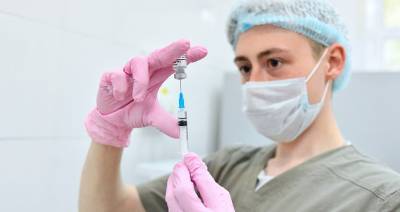 В Кремле назвали абсолютным приоритетом вакцинацию от COVID-19 жителей РФ
