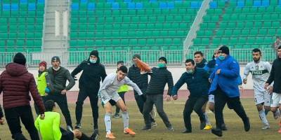 В Узбекистане футбольный матч закончился массовой дракой игроков и судьи с элементами кунг-фу