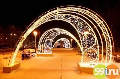 Ели, светодиодные фонтаны, арт-объекты, консоли: Пермь начали украшать к Новому году