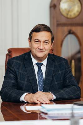Глава комитета по культуре Санкт-Петербурга получил выговор за концерт Басты