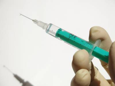 Вакцинацию россиян от коронавируса в Кремле назвали приоритетной