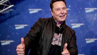 Маск сравнил акции Tesla "с суфле под кувалдой"