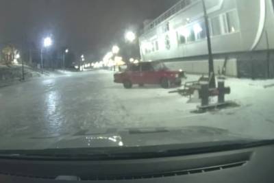 Полиция поймала вандала, сломавшего скамейки на Красной пристани в Архангельске