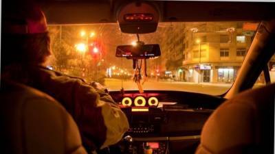 Видео: таксист переехал ногу возмущенной обслуживанием пассажирке