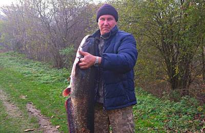 Житель Тернопольщины поймал в местном пруду 26-килограммового сома