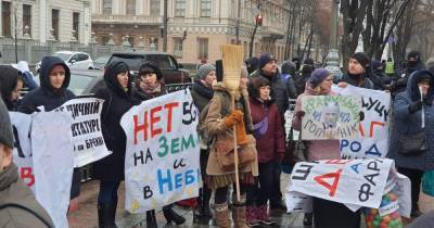 Противники технологии 5G протестуют в центре Киева без масок