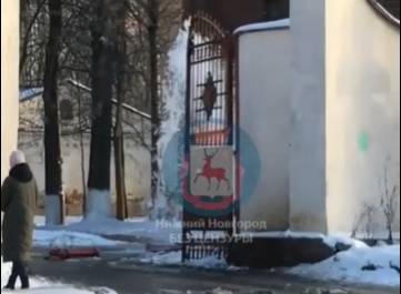 Ледовары повредили пожарный гидрант на Тобольских казармах: проспект Гагарина залит водой