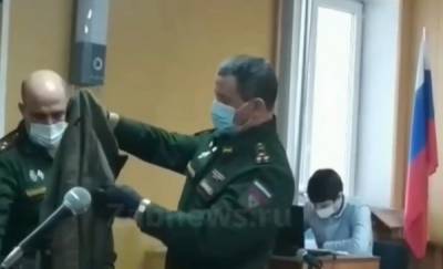 В суде показали пробитую пулями одежду погибших солдат, которых расстрелял Рамиль Шамсутдинов