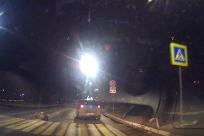 Видео наезда машины на пешехода в Пскове попало в соцсеть