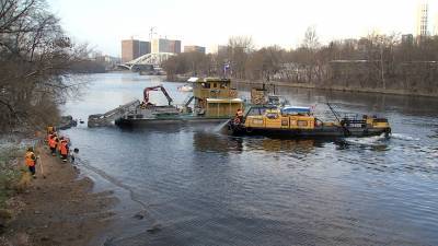 Ликвидацию масляного пятна на Москве-реке сняли на видео