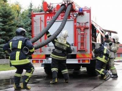 Пожарные спасли женщину из полыхающей квартиры в Лаголово