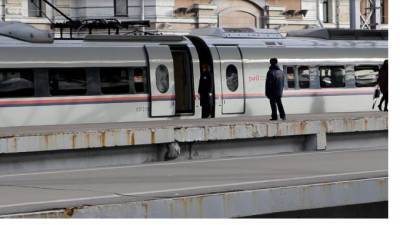 Из-за упавшей на пути балки произошёл сбой в движении поездов между Москвой и Петербургом