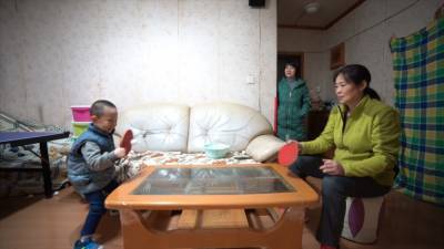 Трехлетний мальчик из Китая поражает игрой в настольный теннис.