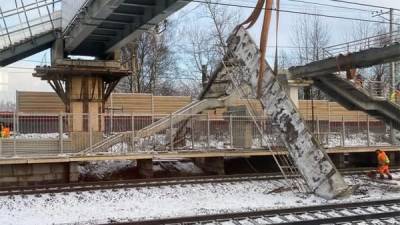 В Подмосковье на железнодорожные пути рухнула часть пешеходного моста