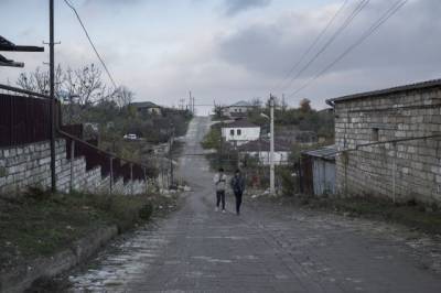 Российские миротворцы продолжают контролировать обстановку в Карабахе