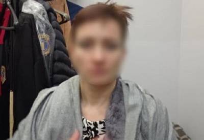 В Киеве патрульные задержали женщину, принимавшую наркотики в торговом центре (фото)